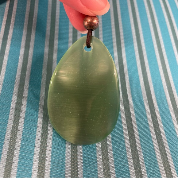 Green teardrop shape cord drop necklace - Picture 5 of 13